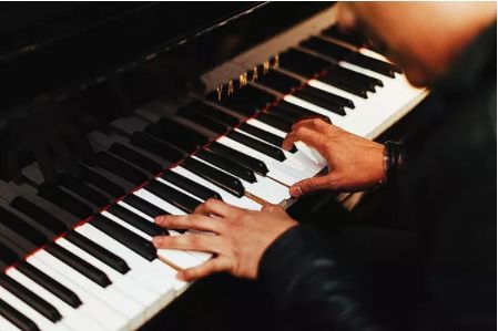 学琴百问丨辟谣 手指长的人才适合弹钢琴