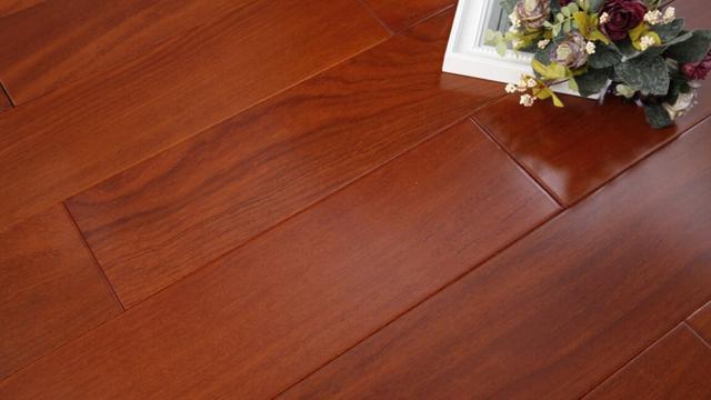 新房装修地板怎么选 实木还是强化地板,哪种更合适,保养更方便