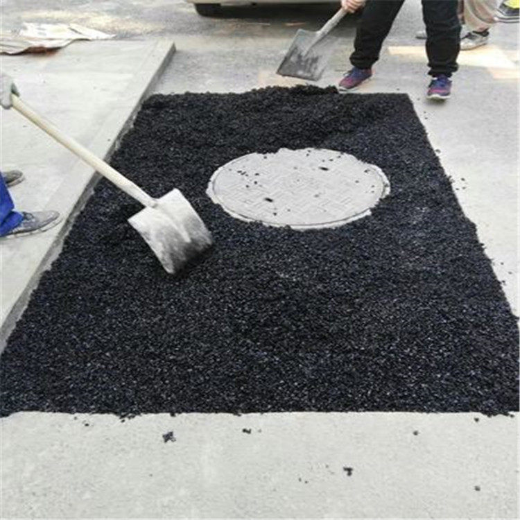 在道路修补中使用了昆明沥青冷补料电话