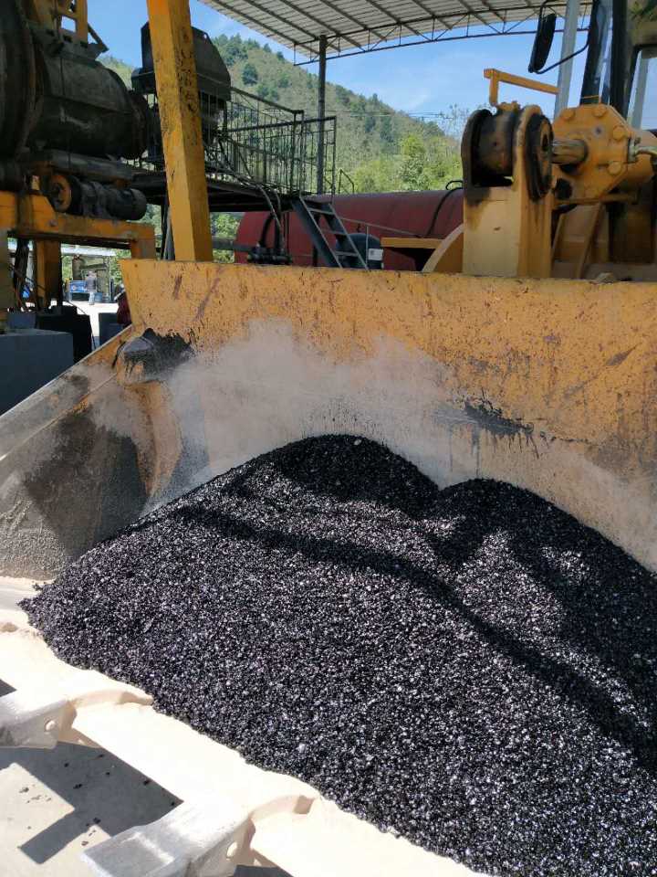 用沥青冷补料进行修补路面坑槽时要注意的事情