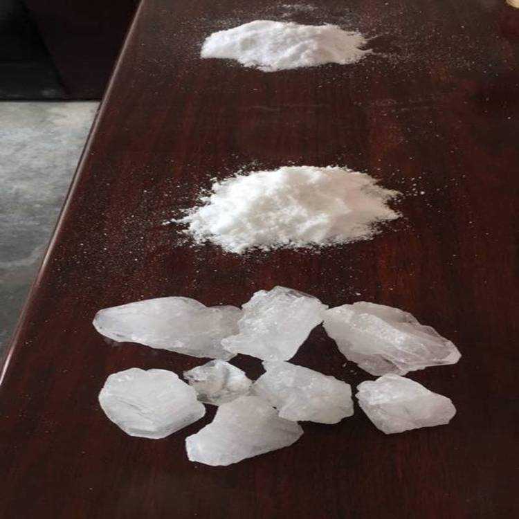 明矾在净化水的过程中起什么作用？