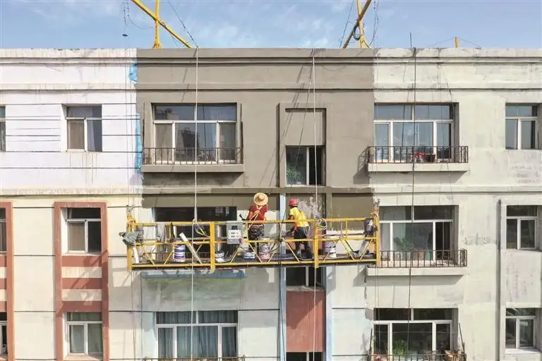 新城小区工人在粉刷楼房外墙