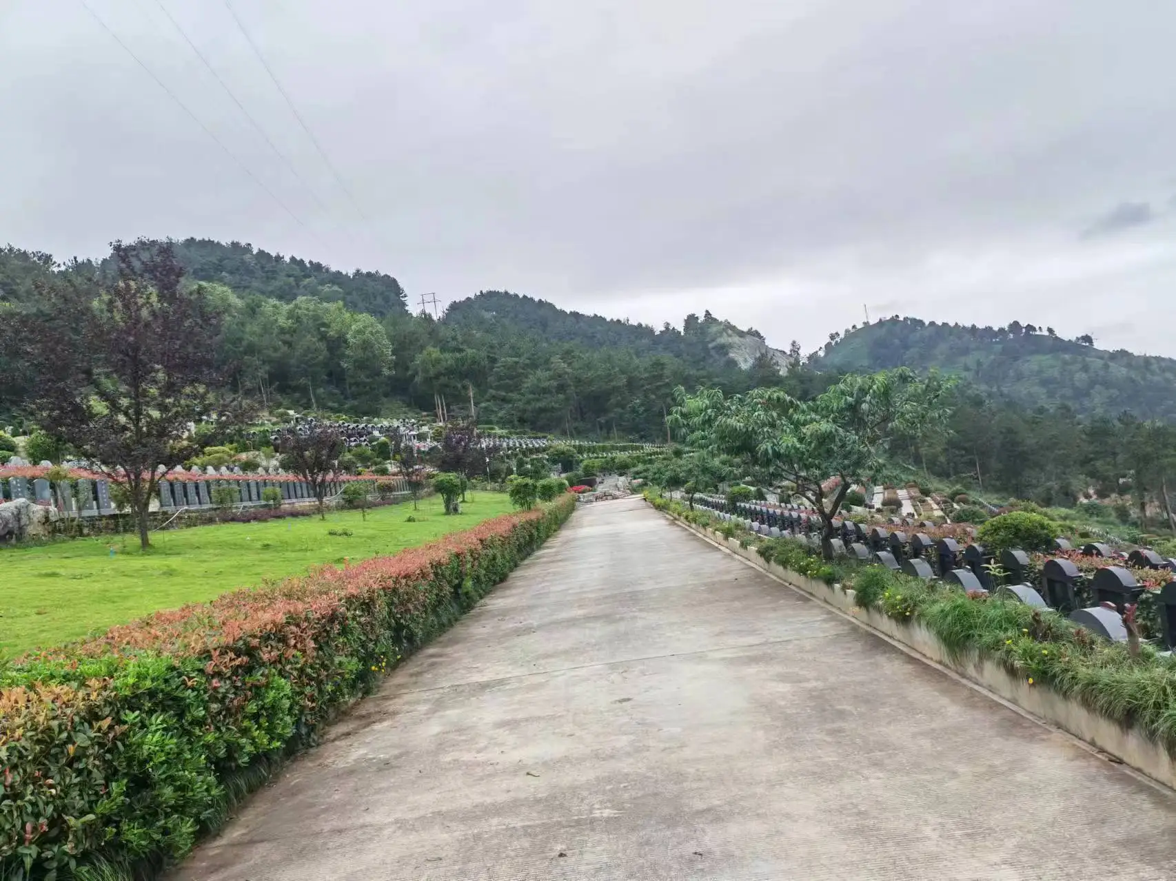贵阳市花溪区凤凰山公墓