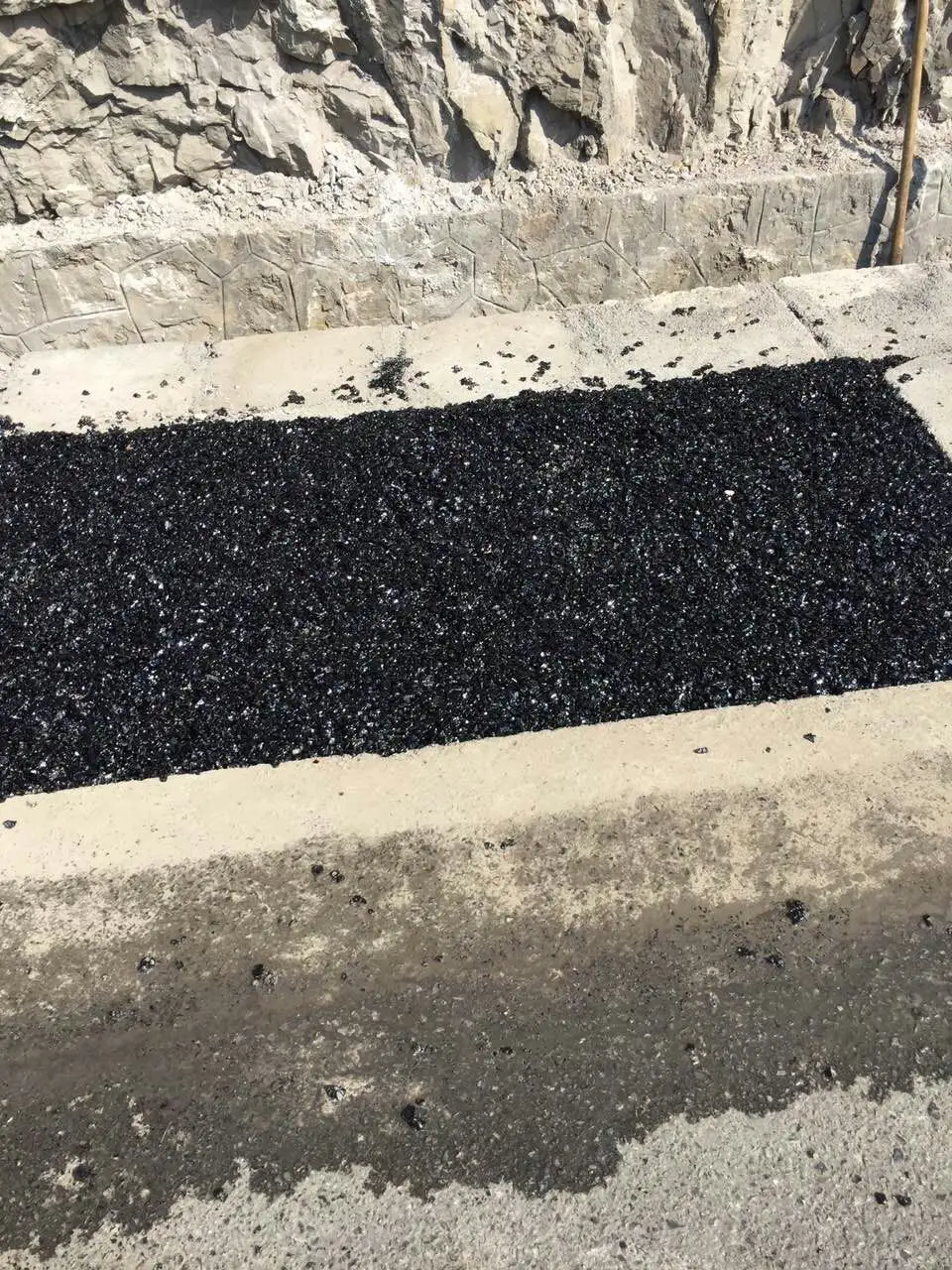 沥青冷补料厂家在新疆地区冬季道路坑槽养护修补中的优势体现