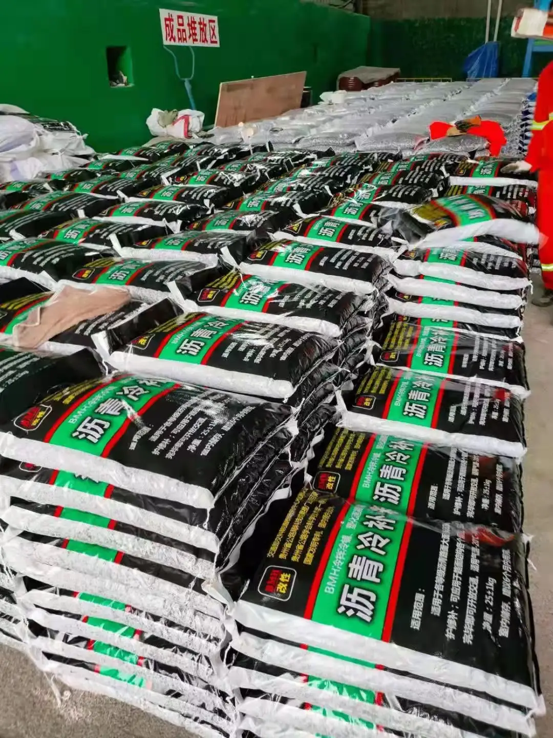 贵阳沥青冷补料：道路的 “即时修 复师”