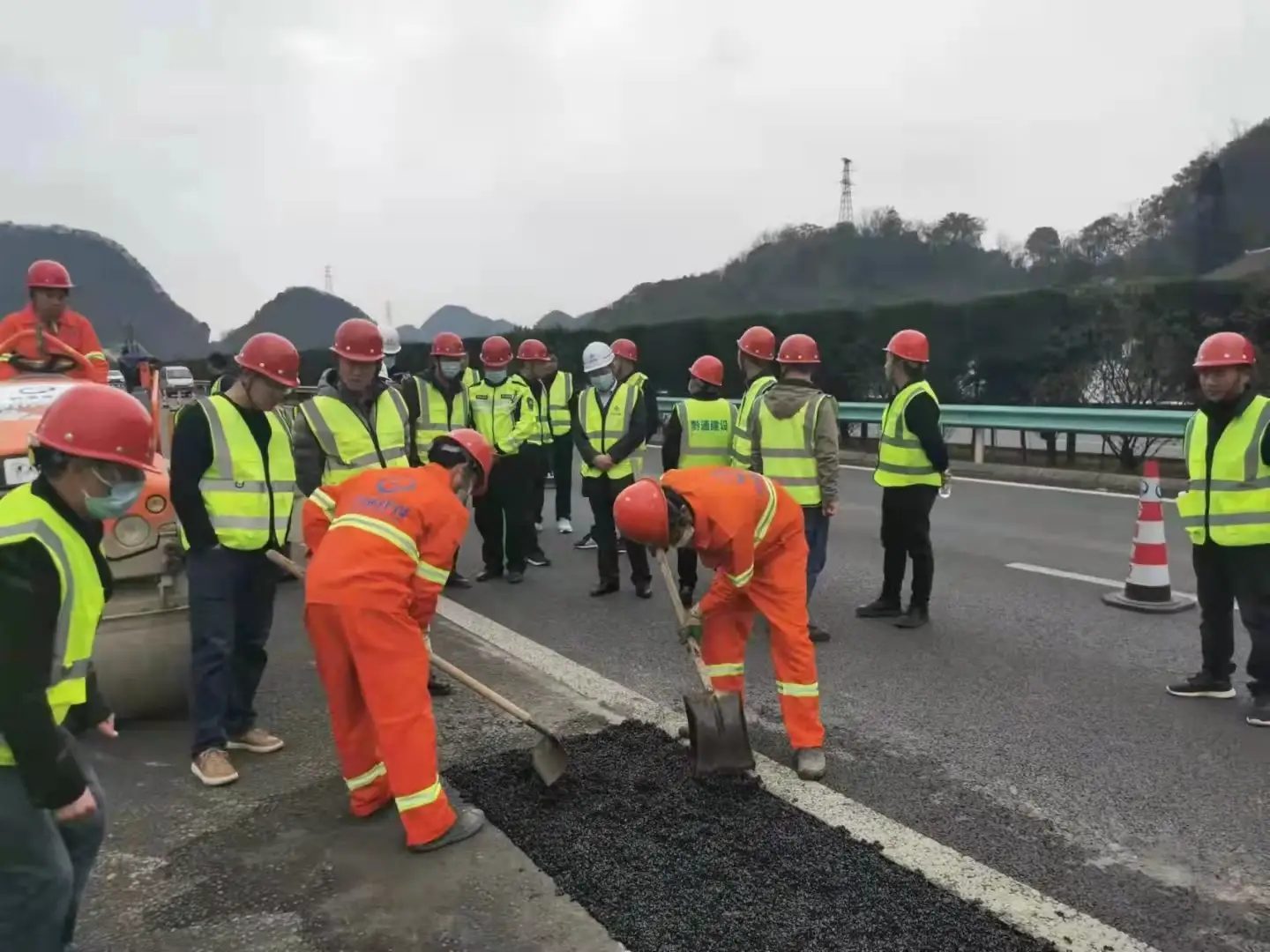 贵州沥青冷补料坑槽修补施工原则及应用要点