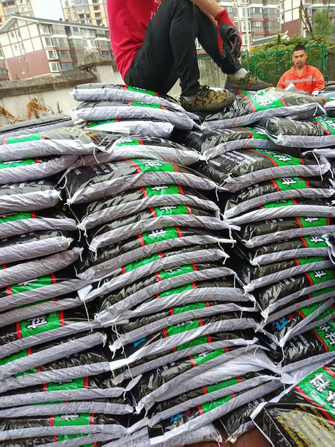 冷补料一人就能操作施工，简单快捷补完即通车